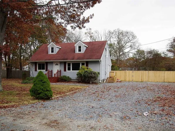 23 Strafford St, Mastic, NY 11950