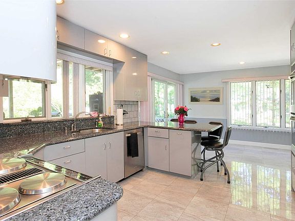 4th image of 2 Caputo Dr