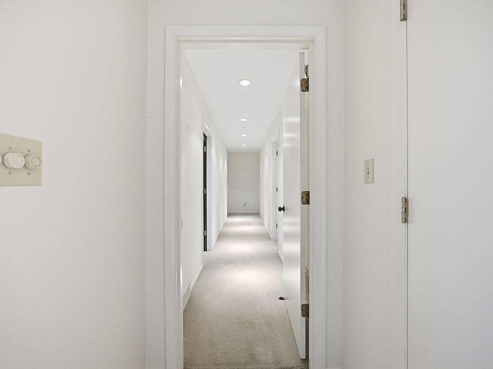 49th image of 2044 Manor Dr