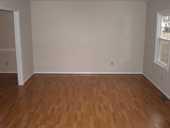 3rd image of 7 Hiawatha Ct