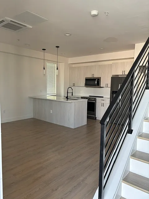1 bed, 1.5 bath, 800 sqft, $1,900 — Photo 2