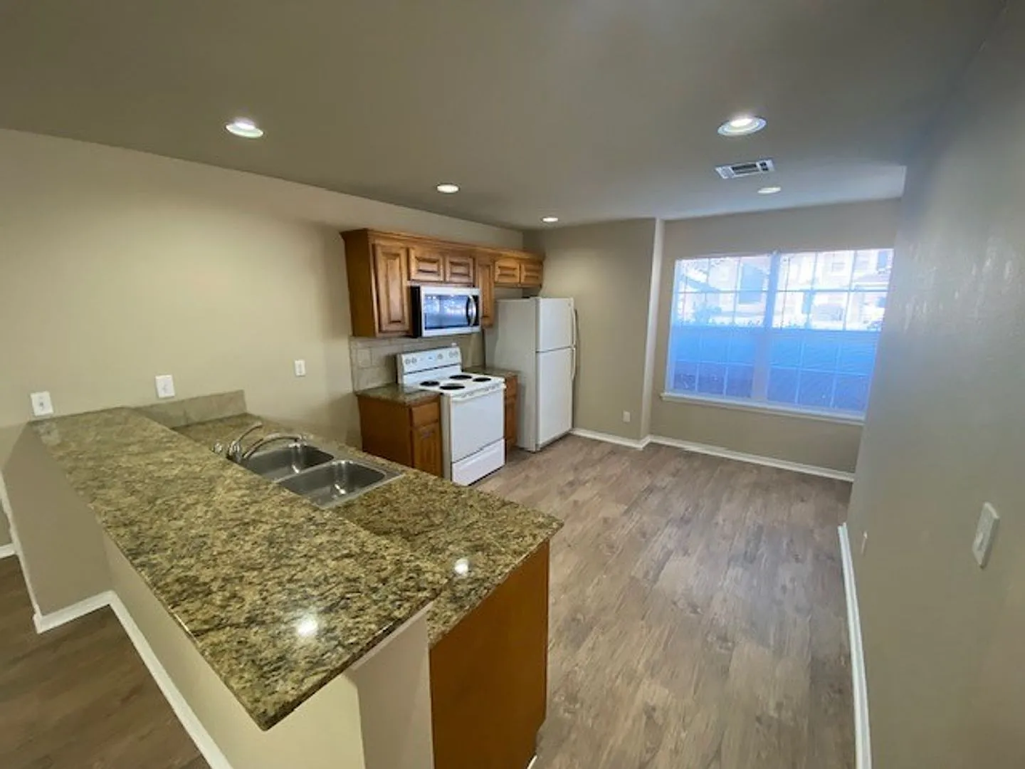 2 bedrooms - 2 baths + Garage!! Self Showing Available! — Photo 4
