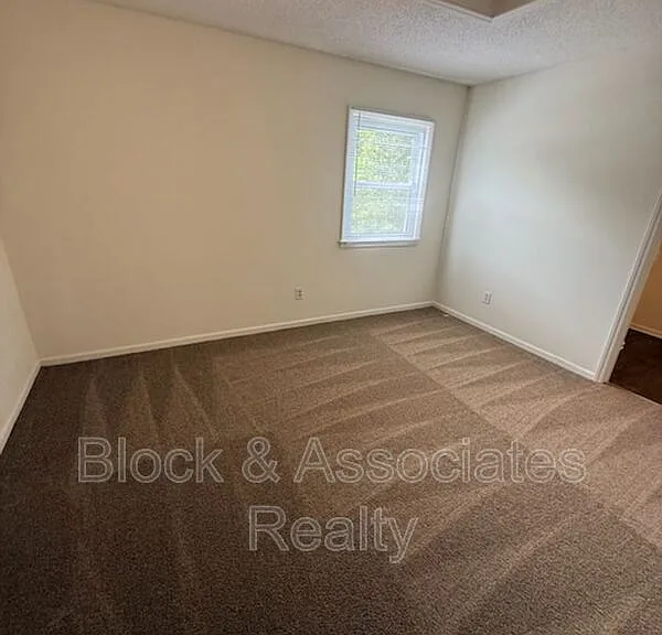 120 W Presnell St #C — Photo 4