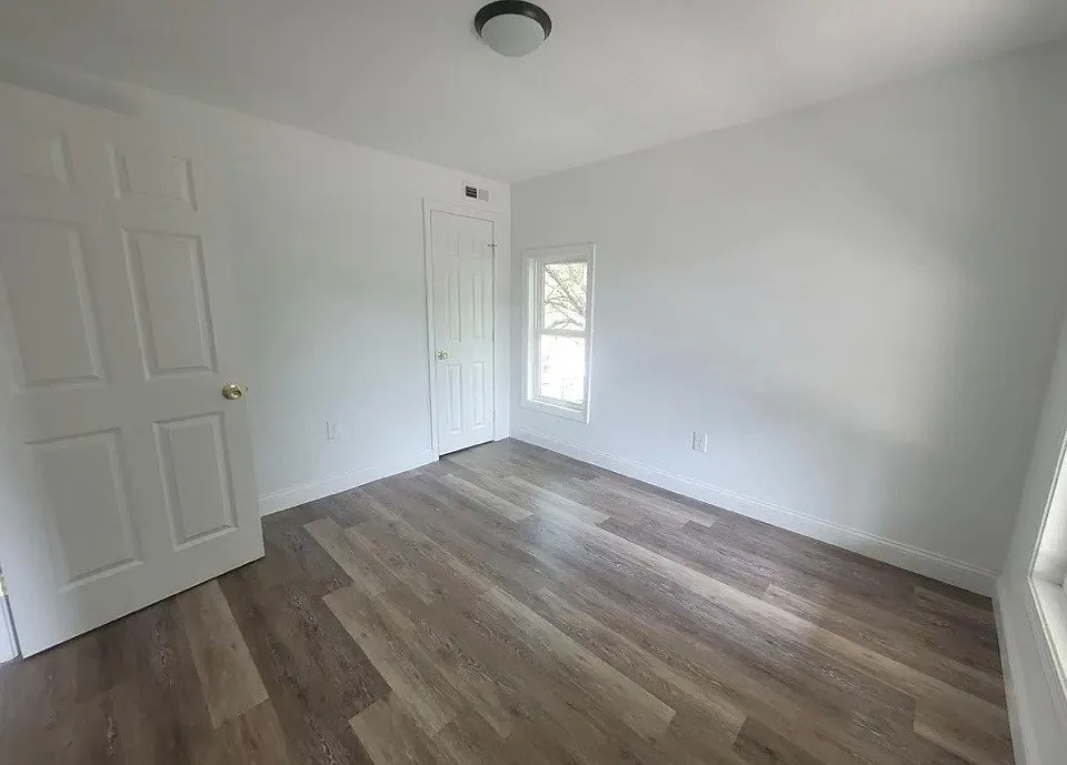 3 bed, 1.0 bath, 900 sqft, $2,150 — Photo 3