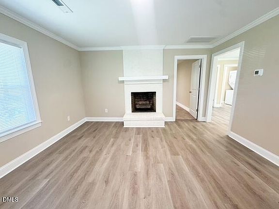 5th image of 142 Clayton St