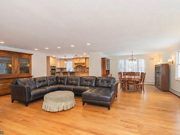 4th image of 5 Pin Oak Rd