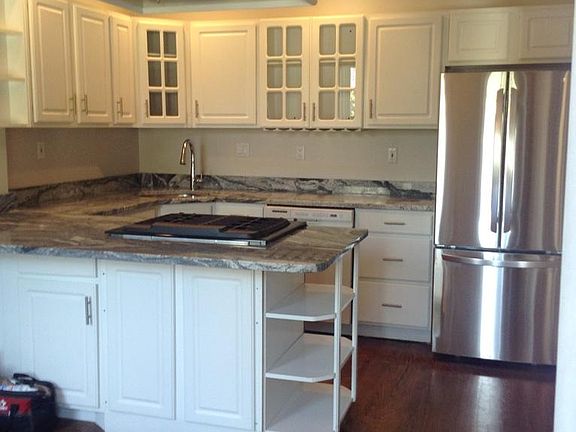 Kitchen with eat-in dining area