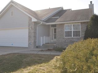 115 Alwine Ct, Hiawatha, IA 52233