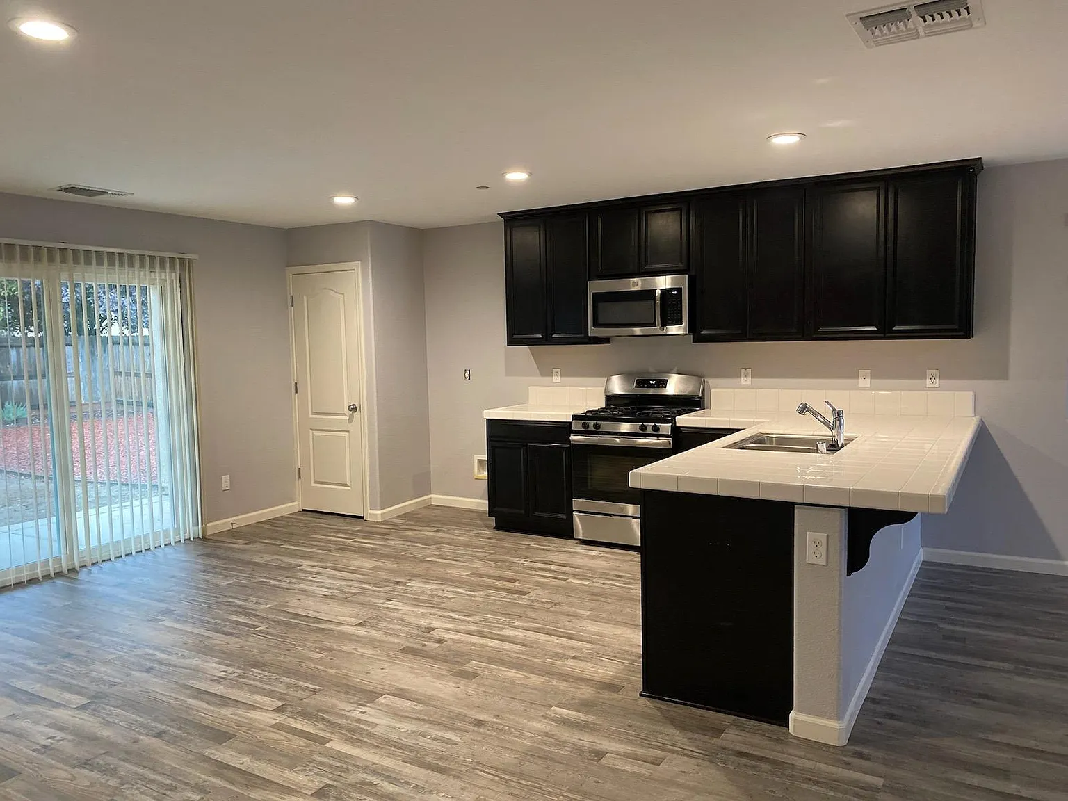 3 bed, 1644 sqft, $2,500 — Photo 3