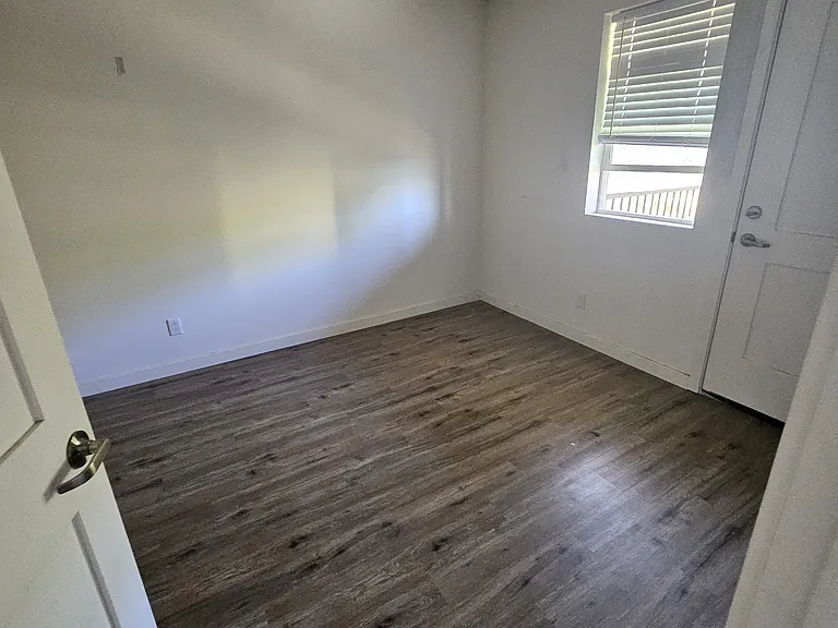 1139 Sumner Ave #6 — Photo 9