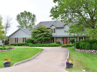 1005 W Lodgewood Ct, River Hills, WI 53217