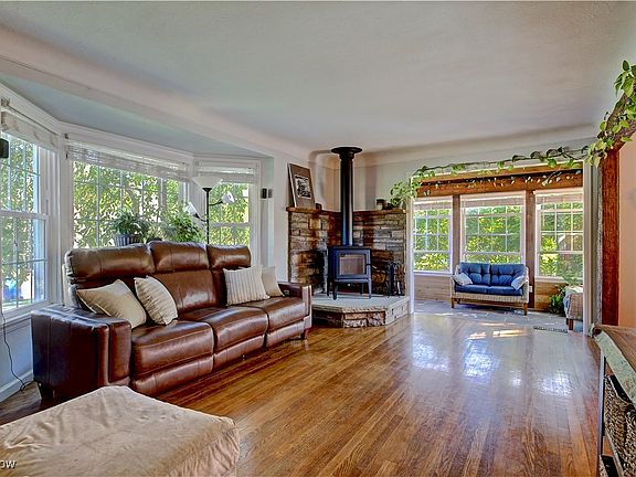 5th image of 20933 Parklane Dr