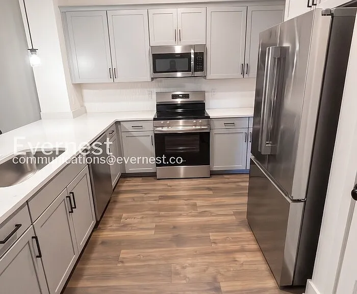 2433 E 17th St — Photo 5