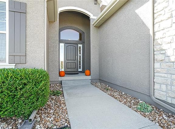 3rd image of 3915 NE 95th Ter