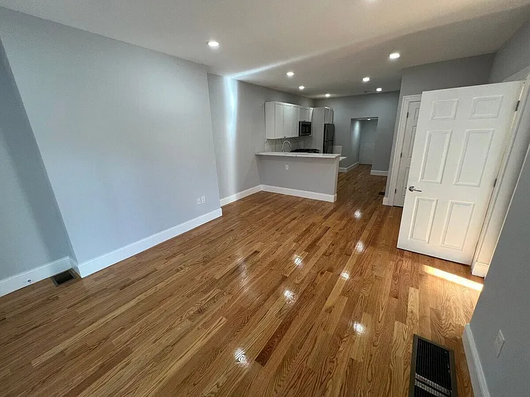 372 Oxford St #2 — Photo 10