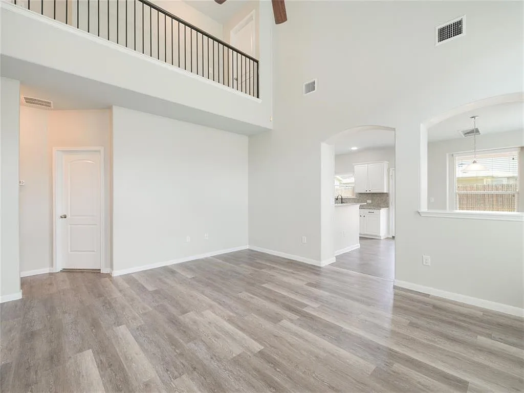 4 bed, 3.0 bath, 1909 sqft, $2,160 — Photo 4