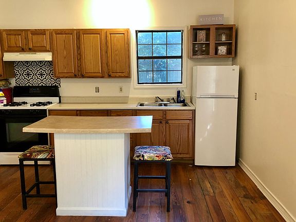 2nd image of 605 Mulberry St
