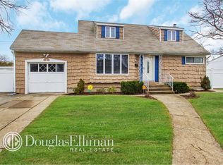 37 Eastwood Dr, Massapequa Park, NY 11762