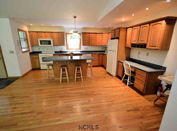 3rd image of 12 Lilac Ln
