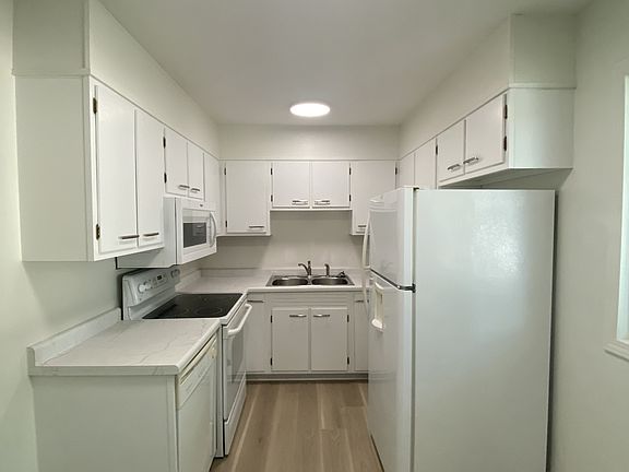 4th image of 632 Meadow Pl #1