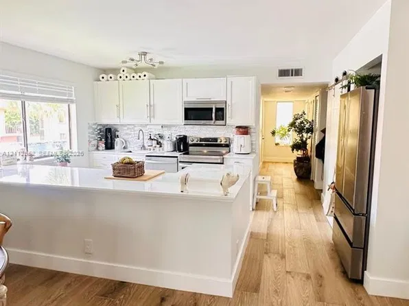 223 Lakeview Dr APT 204, Fort Lauderdale, FL 33326