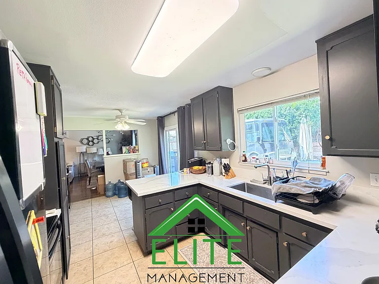 6701 Hillglen Way — Photo 4