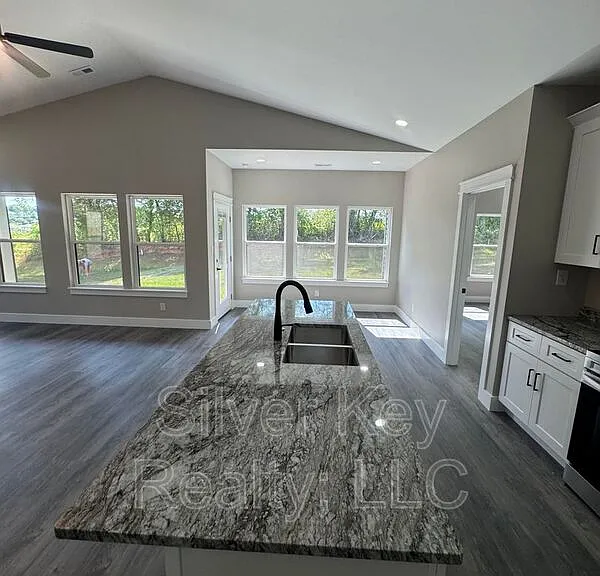 920 Stratford Ave — Photo 15