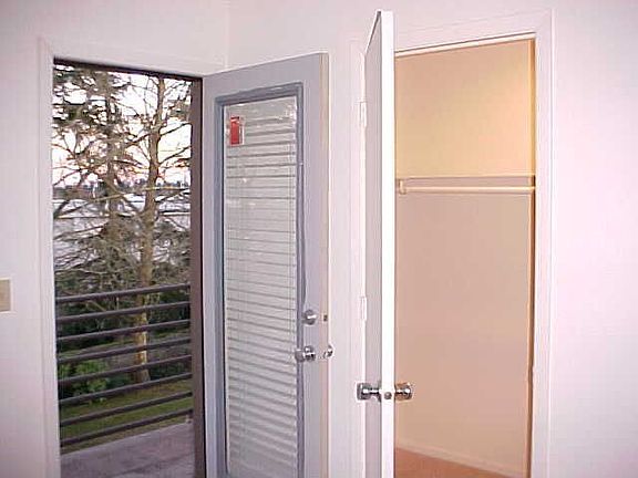 MBR-TO BALCONY/WALKIN CLOSET 