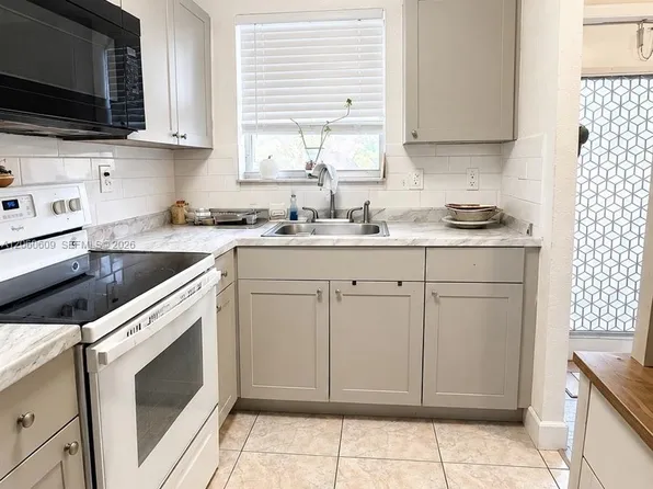 8345 Sunrise Lakes Blvd APT 203, Fort Lauderdale, FL 33322
