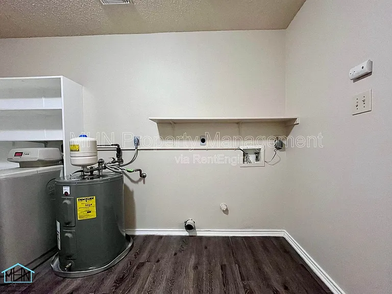 8143 Chestnut Manor Dr — Photo 16