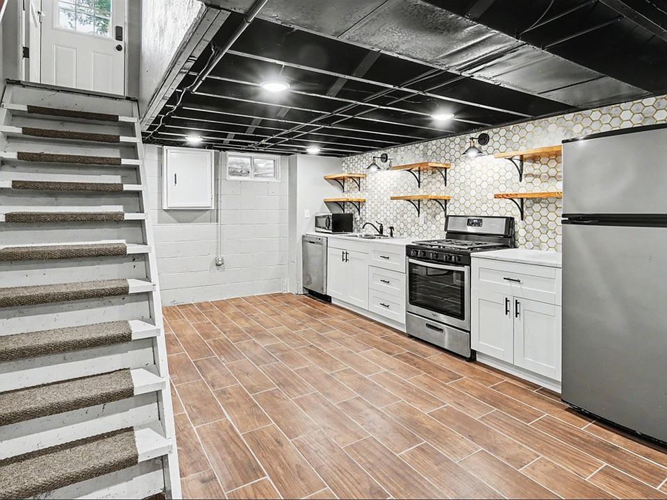 1st image of 914 1/2 W 5th St