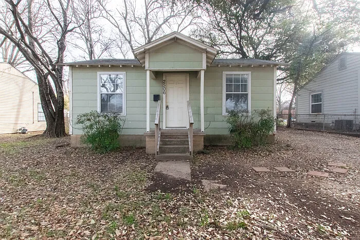 2506 N Elm St — Photo 1