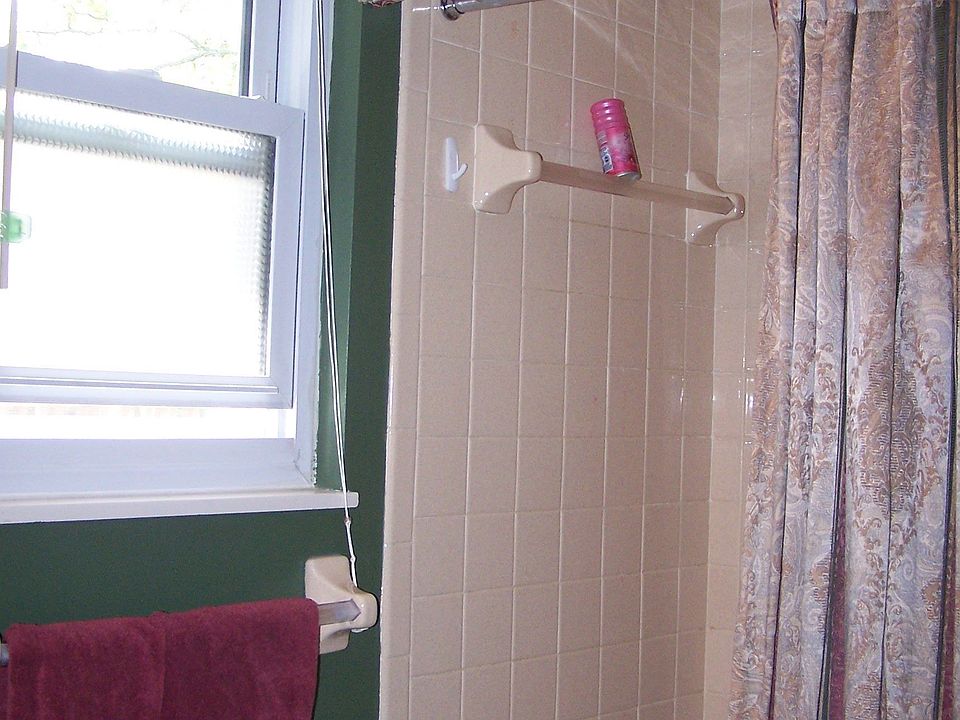 Master bath on 1st floor