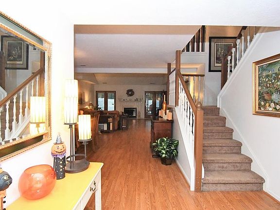 2nd image of 907 Lynnhaven Ln