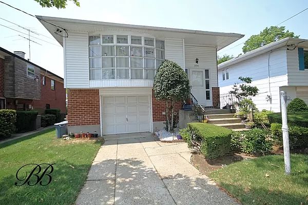 1st image of 2550 E 66th St