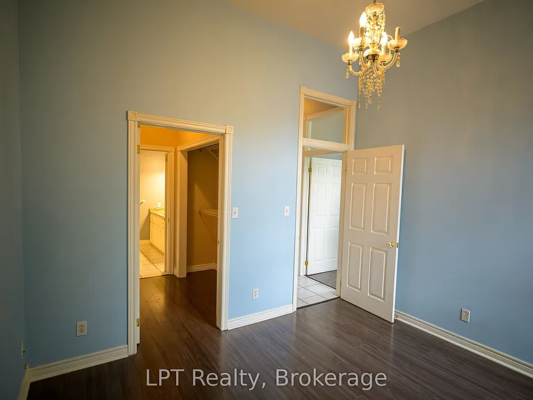 317 Queen St #304 — Photo 12