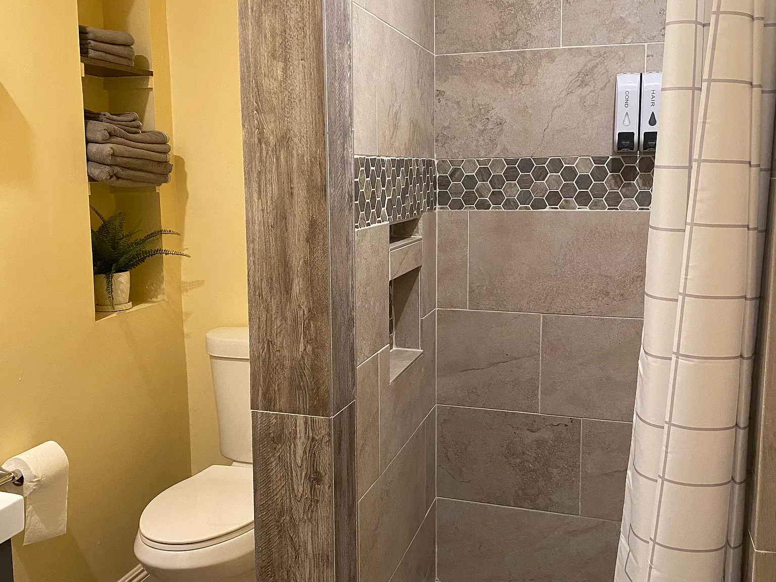 Studio, 300 sqft, $1,600 — Photo 4