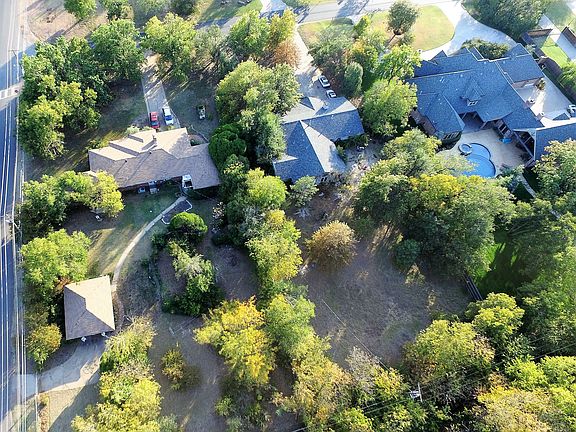 4th image of 2601 Guilford Ln