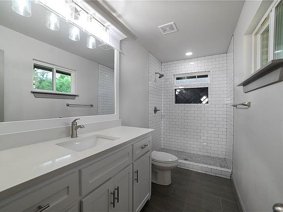 4th image of 3225 SE 19th St
