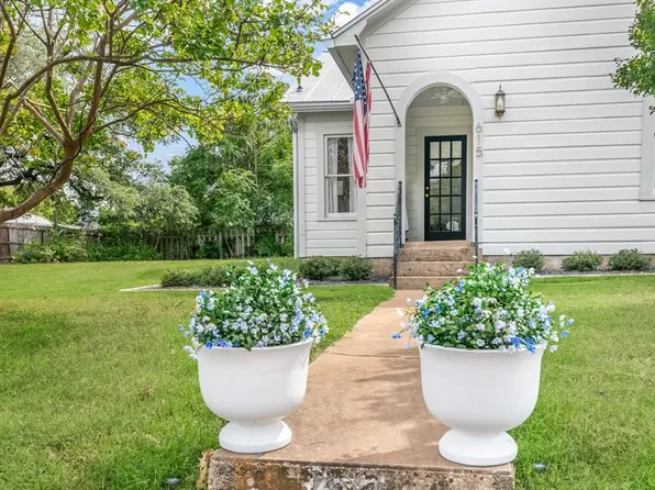 615 W Travis St, Fredericksburg, TX 78624