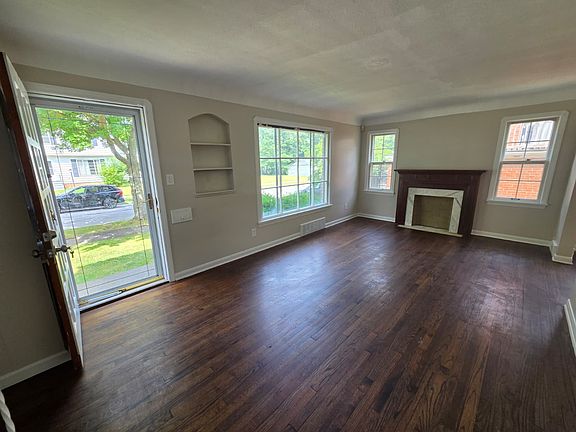3rd image of 1361 Villa Dr