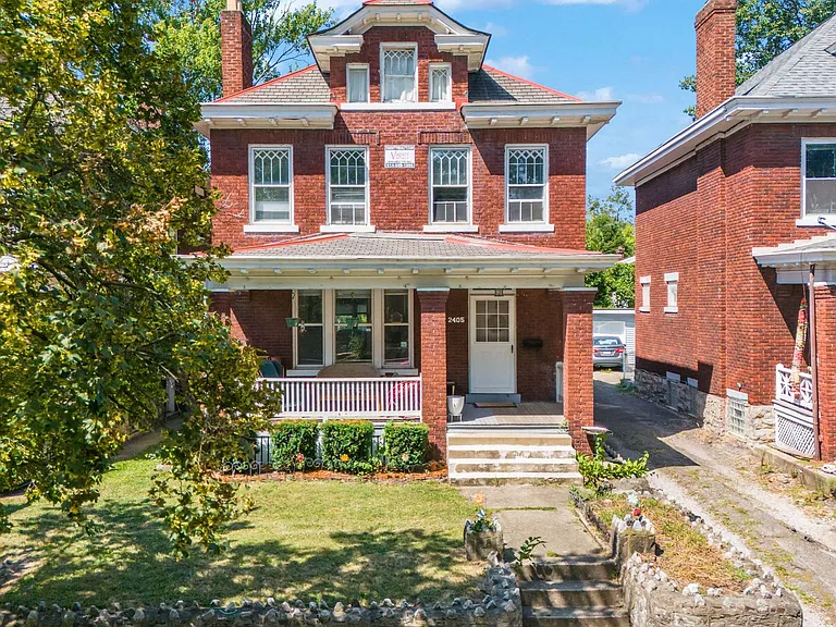 2405 Summit St — Photo 2