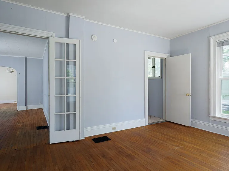 427 Flower Ave E — Photo 17