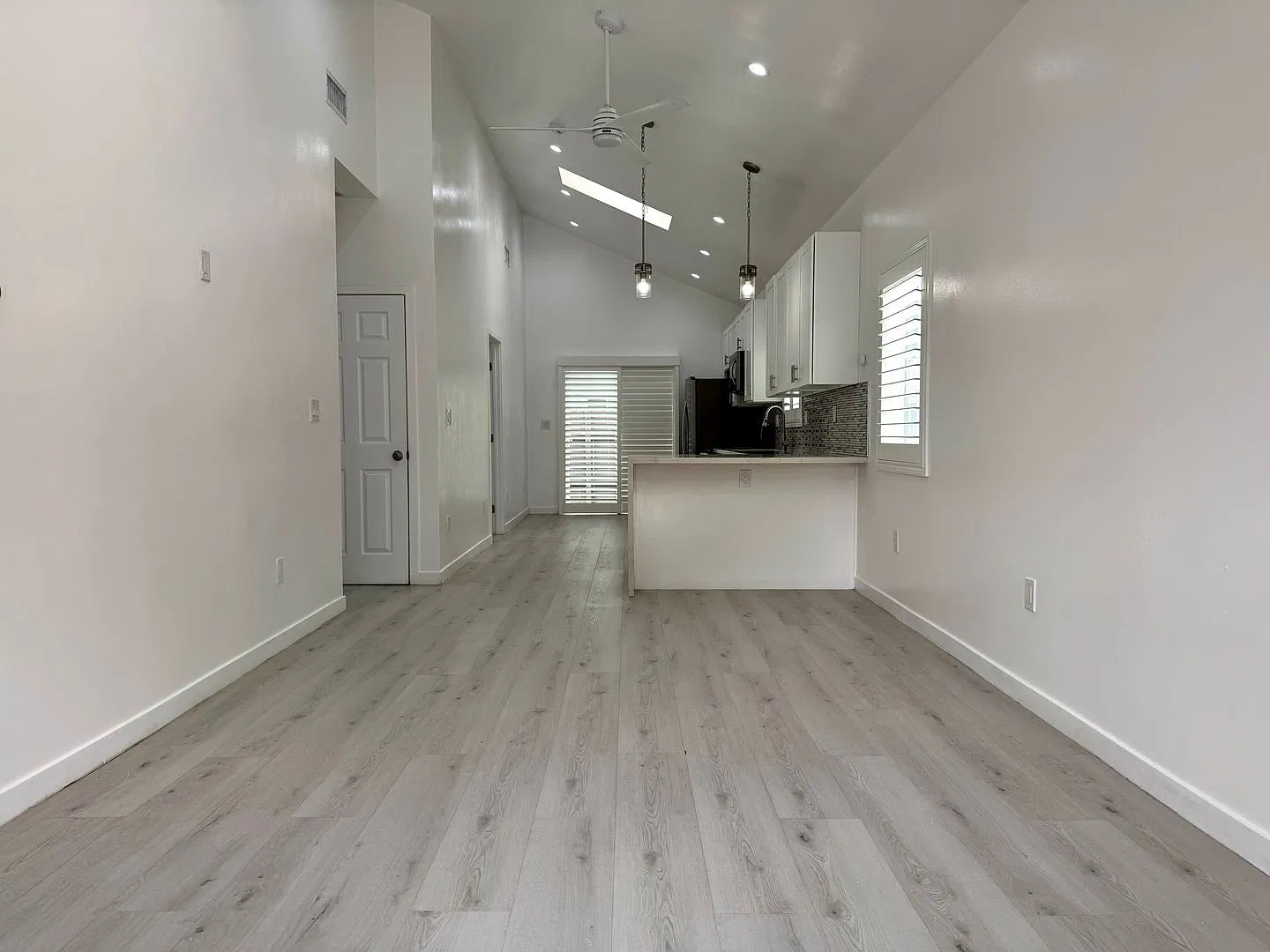 Charming 3 Bedroom Home with Private Backyard in Thousand Oaks! — Photo 4