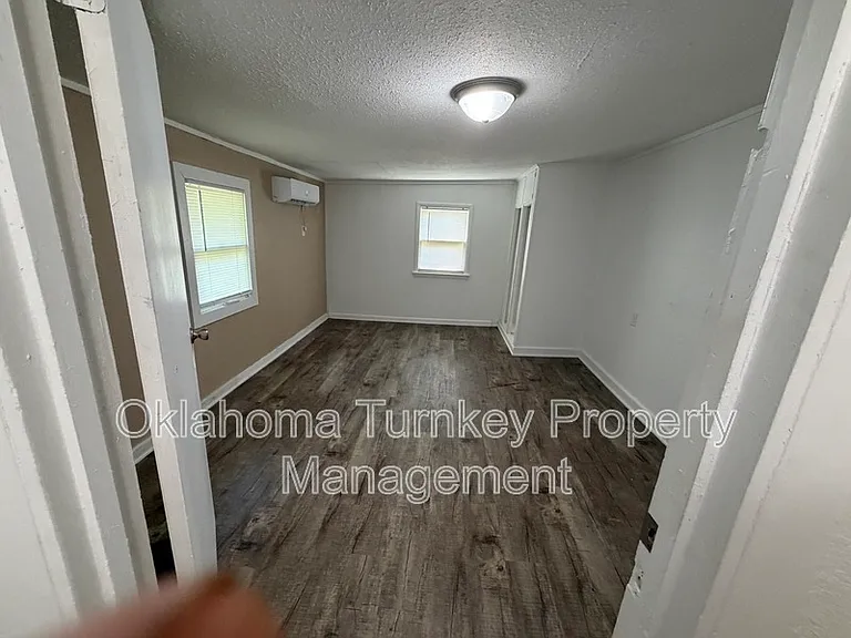 1213 N Alabama Ave — Photo 3