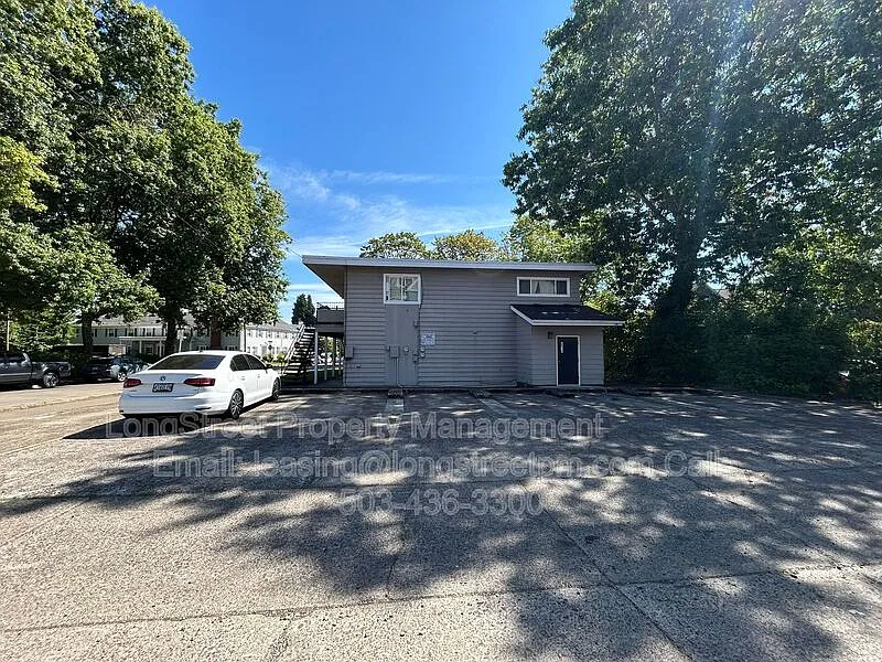 Building Photo - 2510 NW Van Buren Ave #4