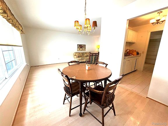4th image of 671 E Fox Hills Dr