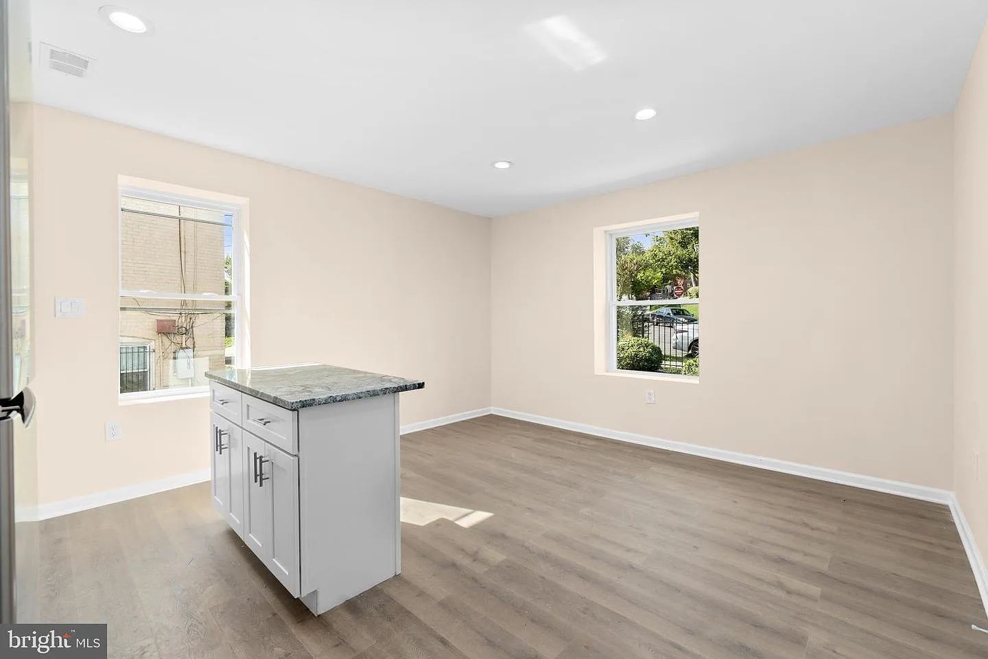 3 bed, 1200 sqft, $2,900 — Photo 4
