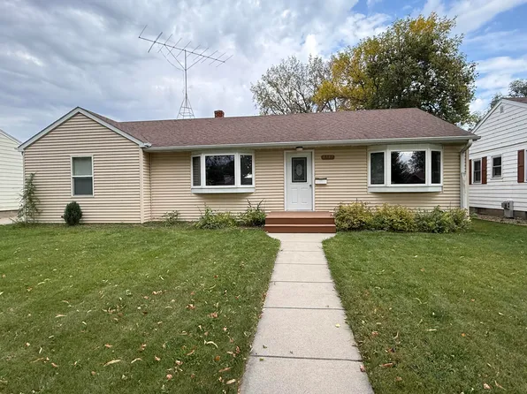 1737 S 3rd St, Aberdeen, SD 57401