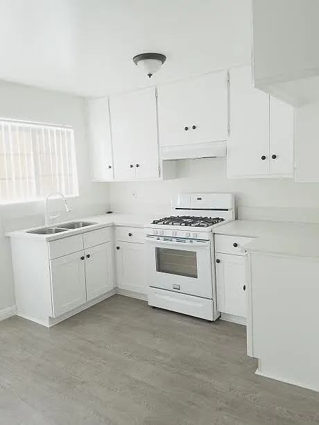 6910 Simpson Ave — Photo 1